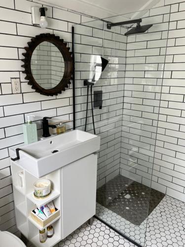 拿骚Downtown Nassau Oasis Unit 1的白色的浴室设有水槽和镜子