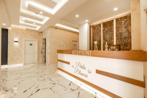 特拉布宗Perla Blanca Hotel的酒店大堂设有大理石沙龙