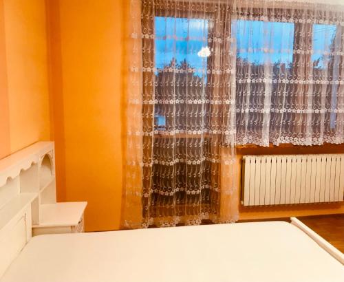 波兹南Noclegi Room Odlot Ławica 24h的一间卧室设有一张床和一个窗口