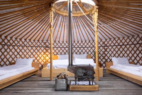 JargalantYeruu lodge的圆顶帐篷内带两张床和钢琴的房间