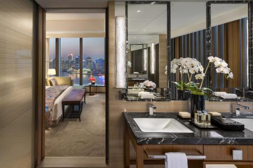 上海上海浦东文华东方酒店的一间带水槽的浴室和一间卧室