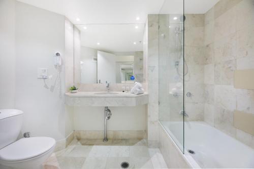 黄金海岸Cosy 2-Bed Central Studio Apartment With Views的浴室配有卫生间、盥洗盆和淋浴。