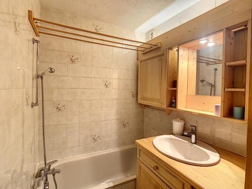 孔布卢Appartement Combloux, 3 pièces, 5 personnes - FR-1-560-120的浴室配有盥洗盆和浴缸。