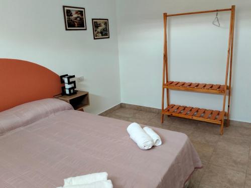 巴拉那Alquiler temporario. El Paraná的一间卧室配有一张床,上面有两条毛巾