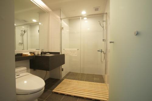 西归浦市IlleInn Hotel的带淋浴、卫生间和盥洗盆的浴室