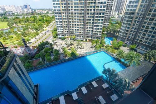 胡志明市Vinhomes Central Park Apartment- Landmark Luxury的城市游泳池的顶部景观