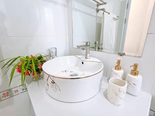美奈美奈阳光别墅 的白色的浴室设有水槽和镜子