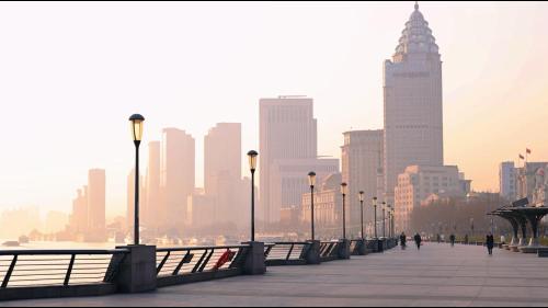 上海上海丽笙精选海仑酒店的享有一座带桥梁和建筑的城市美景