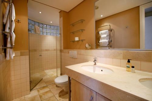 开普敦水滨村落酒店的一间带水槽、淋浴和卫生间的浴室