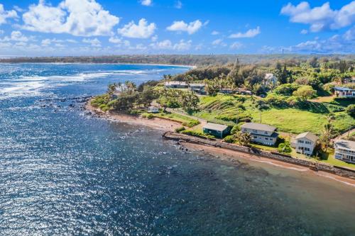 AnaholaKauai Aliomanu home的享有海滩空中美景,设有房屋