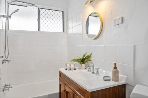 穆卢拉巴Chic 2-Bed Cabin-Style Home by Mooloolaba Beach的白色的浴室设有水槽和镜子
