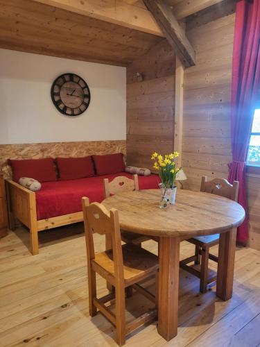 伊斯特若曼德Le Nid des Cerfs的客厅配有木桌和沙发