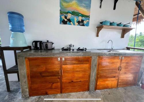 卢纳将军城Siargao Wakepark的厨房配有水槽和台面