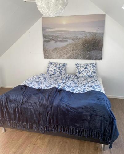 赫尔湾Kungs Bäcks Gård Höllviken的卧室内的一张蓝色棉被