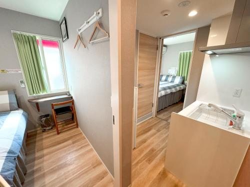 东京SHINJUKU WARM HOUSE的小房间设有一张床和一间浴室