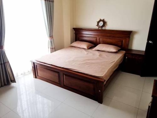 科伦坡Sun City的一间卧室配有一张带两个枕头的木床
