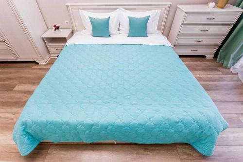 阿拉木图Heaven 2-Room Apartment`s的一张蓝色床罩
