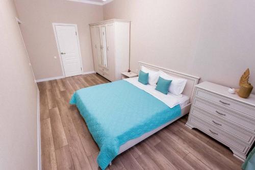 阿拉木图Heaven 2-Room Apartment`s的一间卧室配有一张大床和一个梳妆台