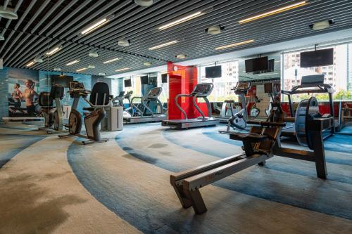 香港悦来酒店的一间健身房,里面配有数台跑步机和机器