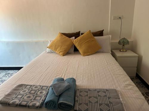 VajapūrILA Villa的床上有两根蓝色的棉床单