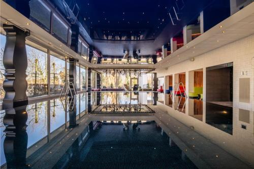 安特卫普安特卫普皇冠假日酒店的一座建筑物中央的游泳池