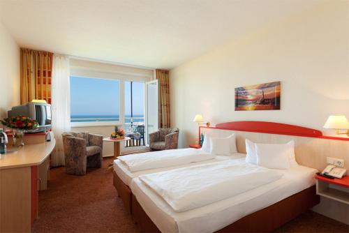 奥斯赛拜-屈隆斯博恩库隆斯博恩莫拉达度假酒店的一间酒店客房,设有一张大床和一个大窗户