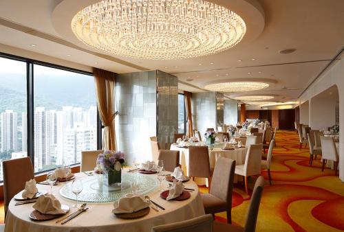 香港悦来酒店的一间带桌椅和吊灯的餐厅