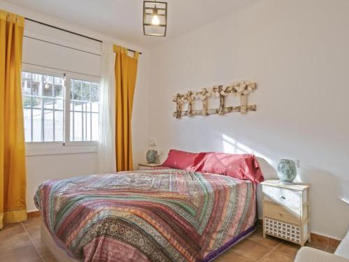 蓬通斯Ca La Carmina的一间卧室设有一张床和一个窗口