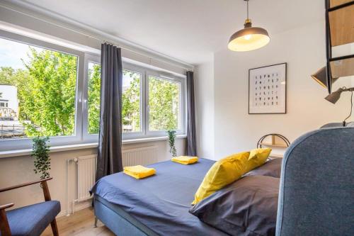 汉堡3 Bedroom apartment in great location的一间卧室配有一张带黄色枕头的床。