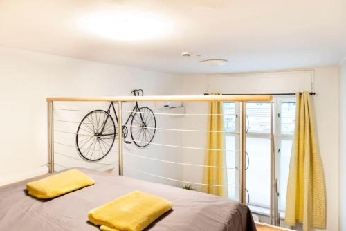 柏林Loft Apart plus AC plus SelfCheckIn的挂在床上方墙上的自行车