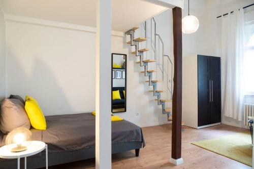 柏林Stylish Loft Apartment plus SelfCheckIn plus Street Parking的一间卧室设有一张床和一个螺旋楼梯