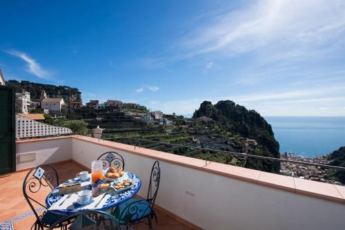 PontoneDonna Luisa Suites 19 Amalfi view - free parking的海景阳台上的桌子