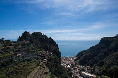 PontoneDonna Luisa Suites 19 Amalfi view - free parking的享有小镇的山景