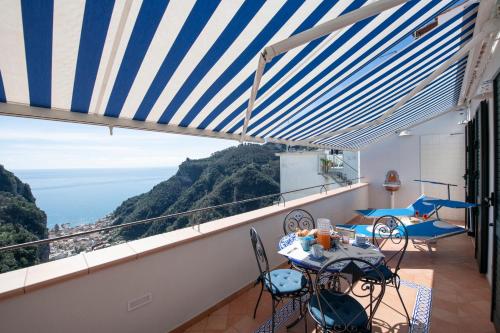 PontoneDonna Luisa Suites 19 Amalfi view - free parking的海景阳台。