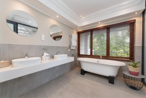 斯泰伦博斯班胡克旅馆的浴室设有2个水槽和2面镜子