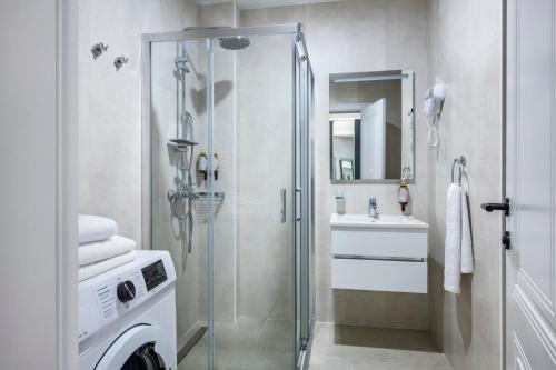 巴统STEPS Batumi Hotel & Suites的带淋浴和盥洗盆的浴室