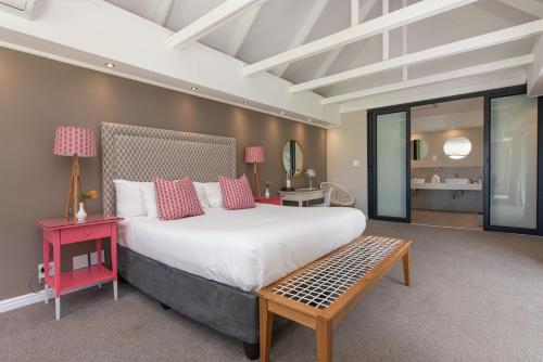 斯泰伦博斯班胡克旅馆的一间卧室配有一张大床和一张桌子