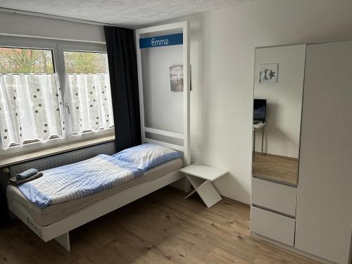 哈根Monteurwohnung Haus Elbert Hagen 2的一间小卧室,配有床和窗户