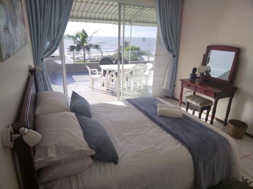 马盖特Libra Holiday Flats 1的一间卧室设有一张床,享有海景