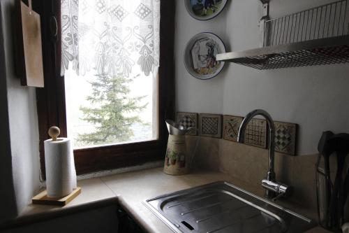 卡斯蒂戈隆·多尔希亚Casa Isma的带水槽的厨房台面和窗户