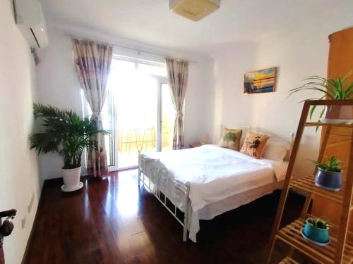 上海LI的家的一间卧室设有一张床和一个大窗户
