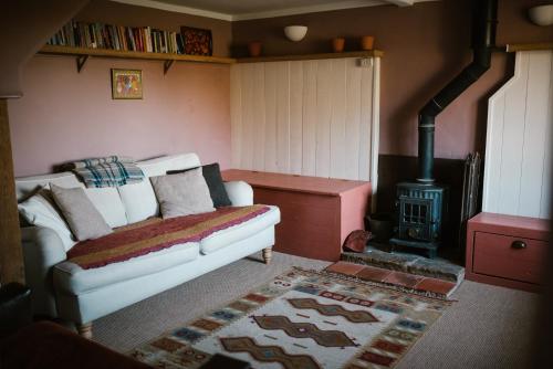斯托尔河畔希普斯顿Whichford Mill Barn- Soulful retreat.的带沙发和燃木炉的客厅