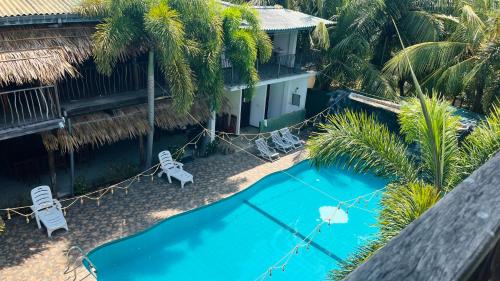 阿鲁甘湾Shell Resort的享有棕榈树度假村泳池的顶部景致