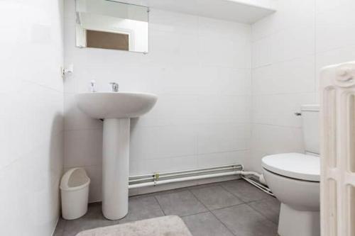 默伦Maison Briand - Chambre Confortable Melun Centre - Wifi, Netflix, Smart TV, Lit à mousse mémoire de forme的白色的浴室设有水槽和卫生间。