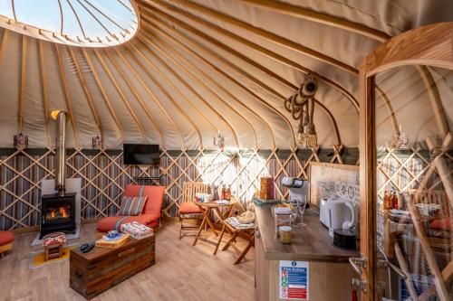 浦耳Glamping at South Lytchett Manor的蒙古包设有厨房和客厅