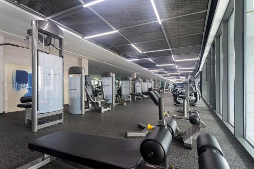 丽水市Yeosu Castle D Art的健身房设有数台跑步机和有氧运动器材