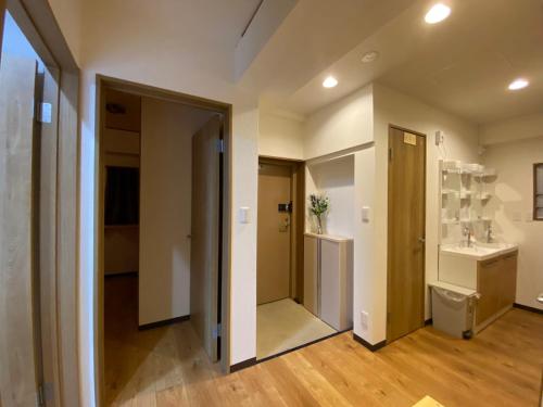 东京浅草・花豆HOTEL的客房内设有带水槽和卫生间的浴室