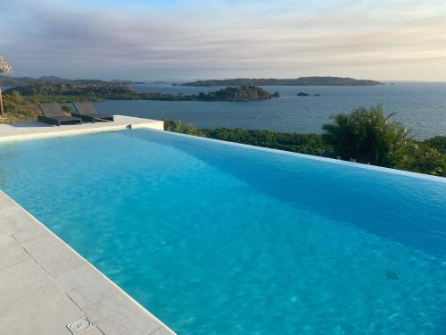 安迪拉纳Villa luxueuse avec une vue extraordinaire的享有水景的大型游泳池