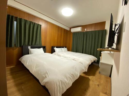 东京浅草・花豆HOTEL的两张睡床彼此相邻,位于一个房间里