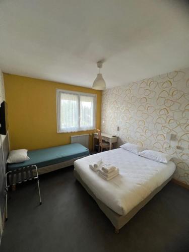 绍莱Hotel Le Cormier 9的一间卧室设有两张床和窗户。
